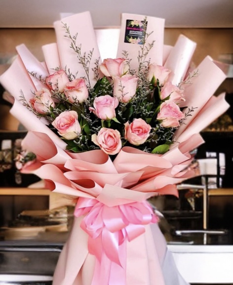 1 dozen light pink Roses