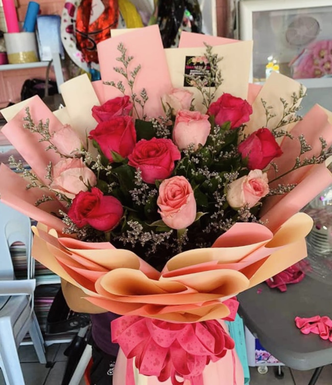 Pink theme roses bouquet — Design 5